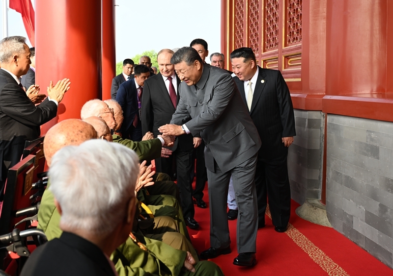 2025年9月3日，習近平總書記同抗戰(zhàn)老戰(zhàn)士老同志代表親切握手，向他們表示崇高敬意。