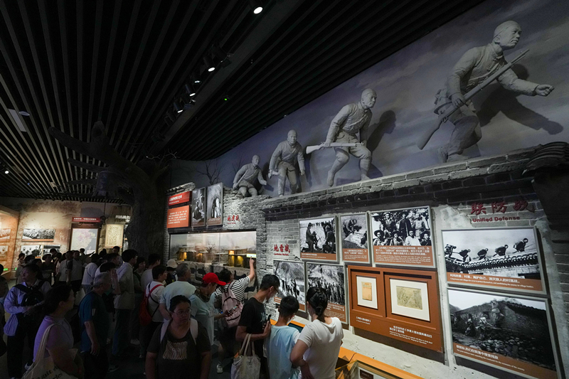 2025年7月8日，參觀者在中國人民抗日戰(zhàn)爭紀念館參觀《為了民族解放與世界和平》主題展覽。