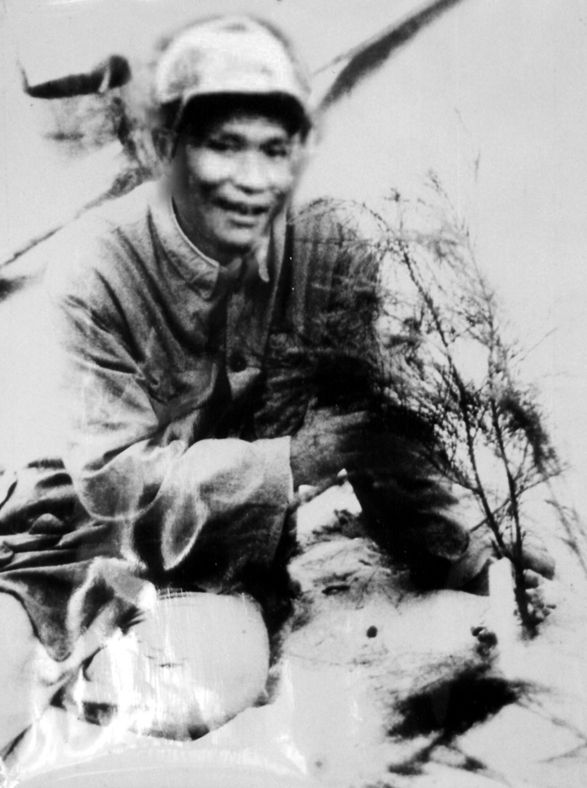 谷文昌與試種成活的木麻黃（資料照片）。