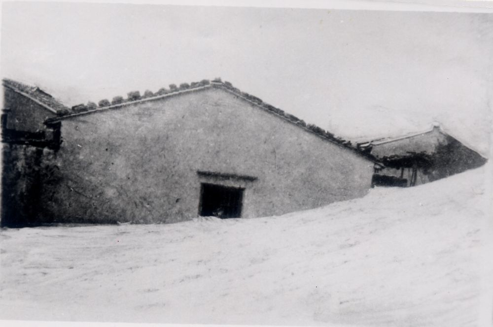 昔日的東山島風(fēng)沙掩埋部分村民村舍（資料照片）。