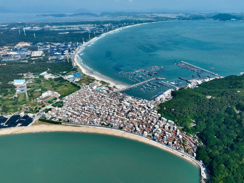 這是2024年10月16日拍攝的福建省漳州市東山縣澳角村（無(wú)人機(jī)照片）。新華社記者姜克紅攝