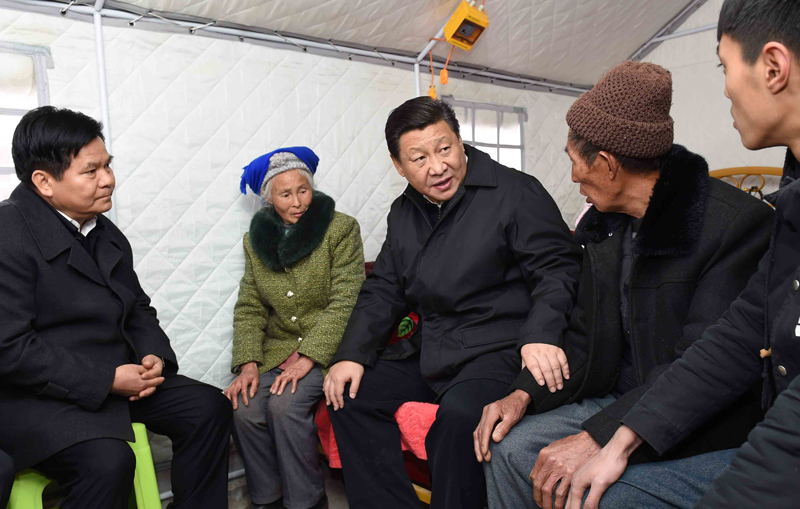 2015年1月19日，習(xí)近平總書記來到云南魯?shù)榭h小寨鎮(zhèn)甘家寨紅旗社區(qū)過渡安置點(diǎn)，看望受災(zāi)群眾甘正芬和她的老伴兒鄒體富。