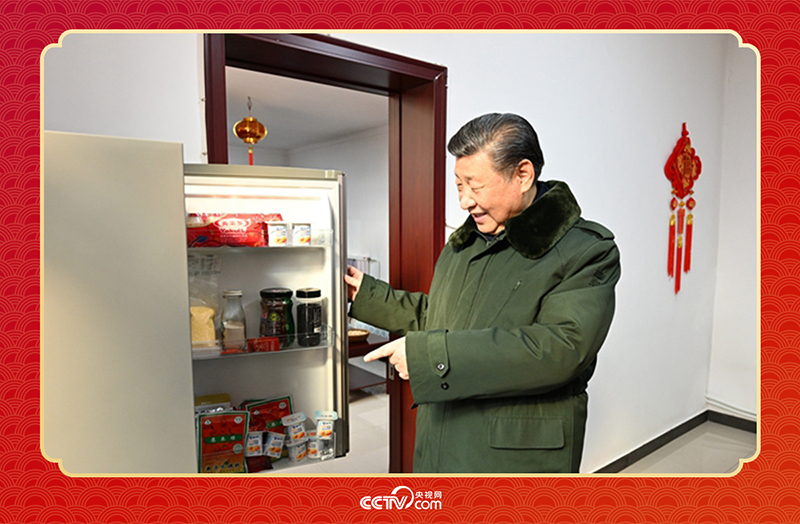 2024年春節(jié)前夕，習近平總書記在天津第六埠村考察時，走進村民杜洪剛家看望。