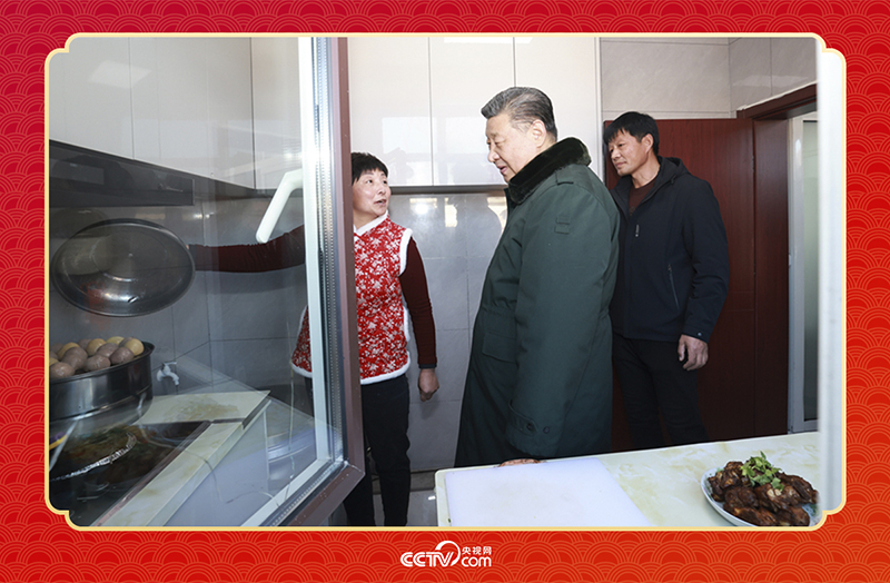 2025年春節(jié)前夕，習近平總書記在遼寧葫蘆島市綏中縣明水滿族鄉(xiāng)祝家溝村考察時，走進村民朱西存家看望。