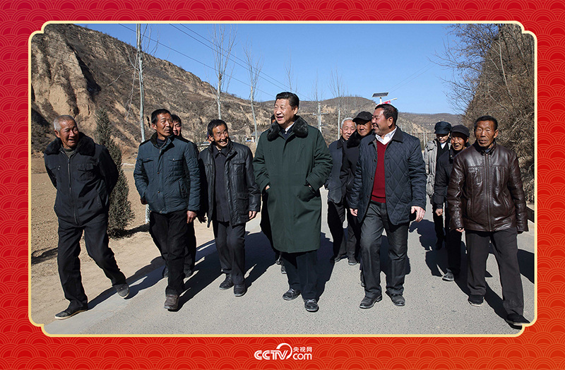 2015年春節(jié)前夕，習近平總書記回到陜西延安梁家河村看望鄉(xiāng)親。