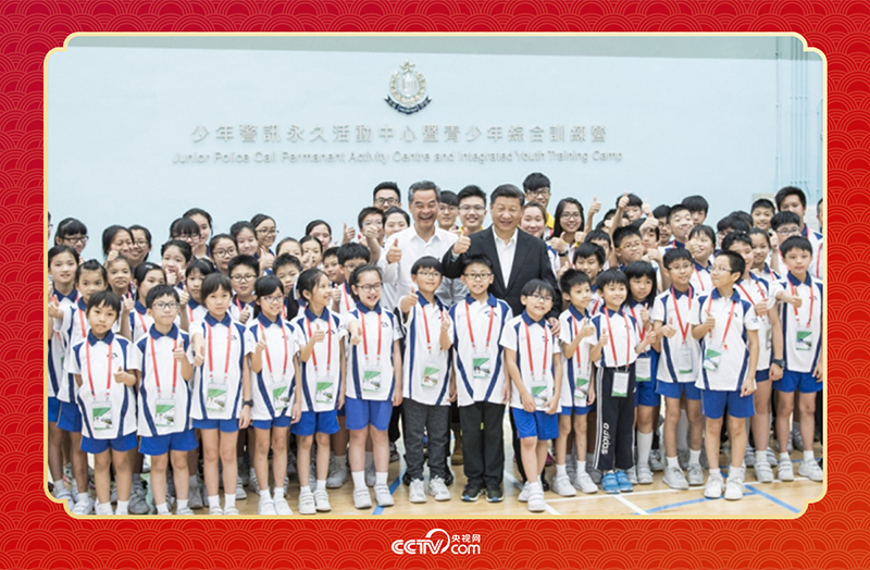 2017年6月30日上午，國家主席習(xí)近平來到香港少年警訊永久活動中心暨青少年綜合訓(xùn)練營考察，看望正在訓(xùn)練的香港青少年。這是習(xí)近平同少年警訊成員合影。