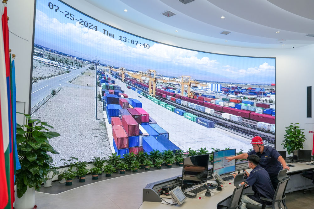 △ 在中哈（連云港）物流合作基地，工作人員通過(guò)“中哈物流場(chǎng)站”信息化跟蹤系統(tǒng)查看集裝箱運(yùn)輸情況（2024年7月25日攝）。