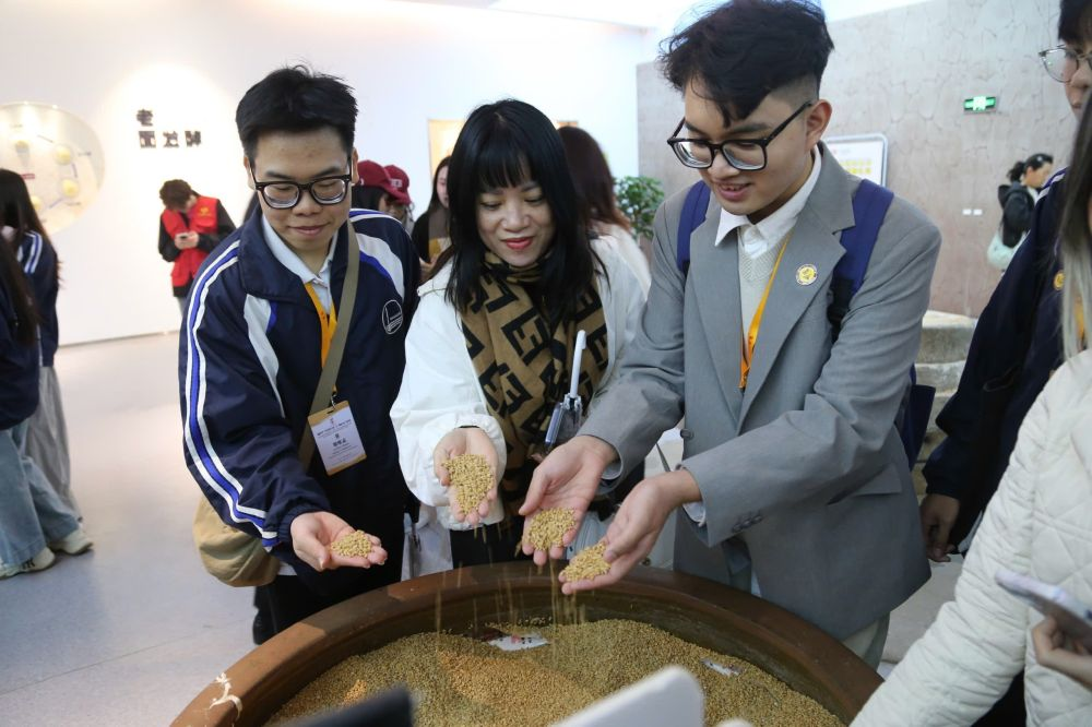 2026年3月30日，參加“紅色研學之旅”的越南青年在河北參觀新農村建設。