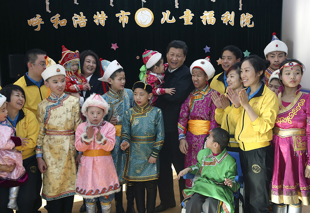 2014年1月28日，習(xí)近平總書記來到呼和浩特市兒童福利院看望孩子們。