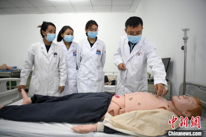 湖南中醫(yī)藥大學(xué)第一附屬醫(yī)院腦病科援藏醫(yī)生高曉峰(右一)為學(xué)生們進行體格檢查教學(xué)?！钊A峰 攝