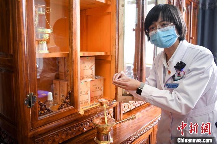 湖南中醫(yī)藥大學(xué)第一附屬醫(yī)院外治科援藏醫(yī)生譚濤介紹中醫(yī)和藏醫(yī)向結(jié)合的霍爾麥療法?！钊A峰 攝