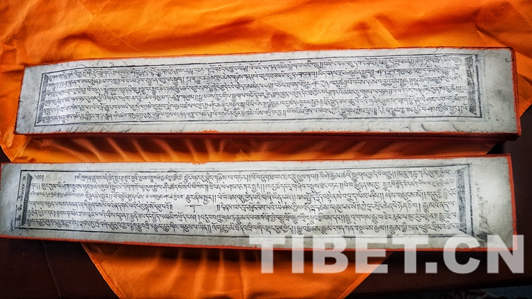 圖為復(fù)刻的藥王山版?四部醫(yī)典?? 攝影：楊?lèi)傮?jpg