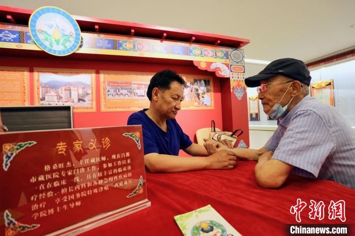 “藏韻瑰寶”藏醫(yī)四部醫(yī)典唐卡珍品展在天津美術(shù)館展出，展覽現(xiàn)場(chǎng)藏醫(yī)專家義診受歡迎?！⒖∩n 攝