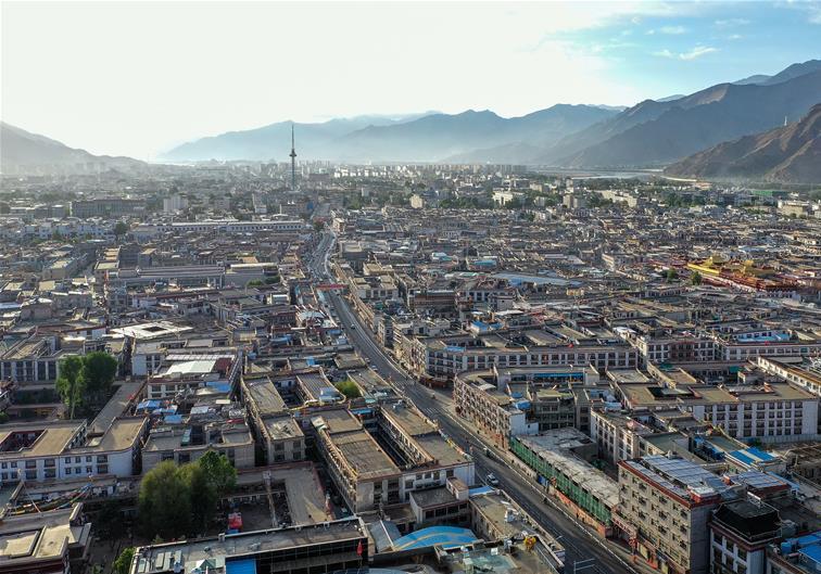 鳥(niǎo)瞰拉薩古城??5??16日無(wú)人機(jī)拍攝）???新華社記??? 張汝?? ??.jpg