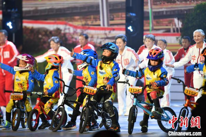 圖為拉薩市春節(jié)藏歷新年聯(lián)歡晚會錄制現(xiàn)場?！∝暩聛硭?攝