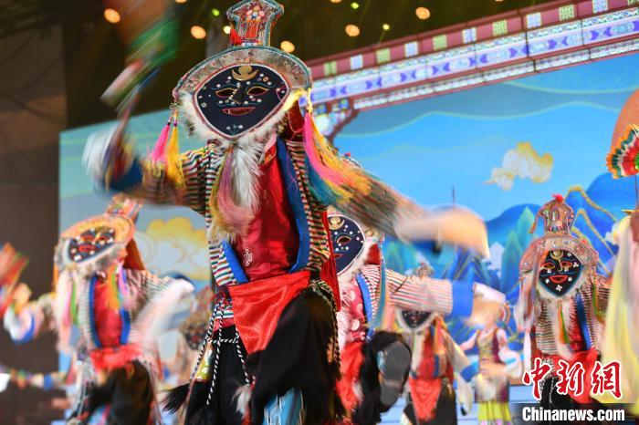 圖為演員在聯(lián)歡晚會上表演?！∝暩聛硭?攝