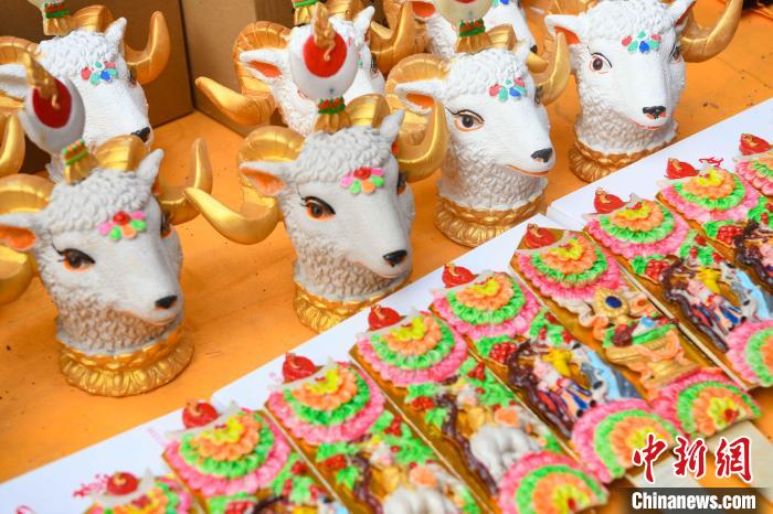 圖為拉薩市場(chǎng)上待售的吉祥羊頭?！∝暩聛?lái)松 攝