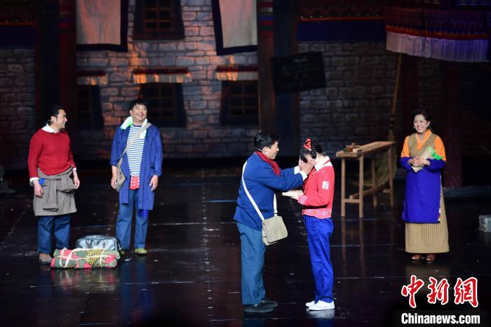 圖為西藏本土話劇《八廓街北院》演出現(xiàn)場?！∝暩聛硭?攝