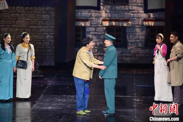 圖為西藏本土話劇《八廓街北院》演出現(xiàn)場。　劉瑤 攝