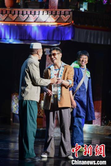 圖為西藏本土話劇《八廓街北院》演出現(xiàn)場?！∝暩聛硭?攝