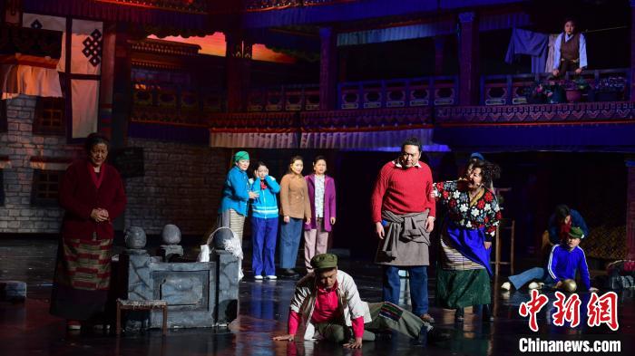 圖為西藏本土話劇《八廓街北院》演出現(xiàn)場?！∝暩聛硭?攝