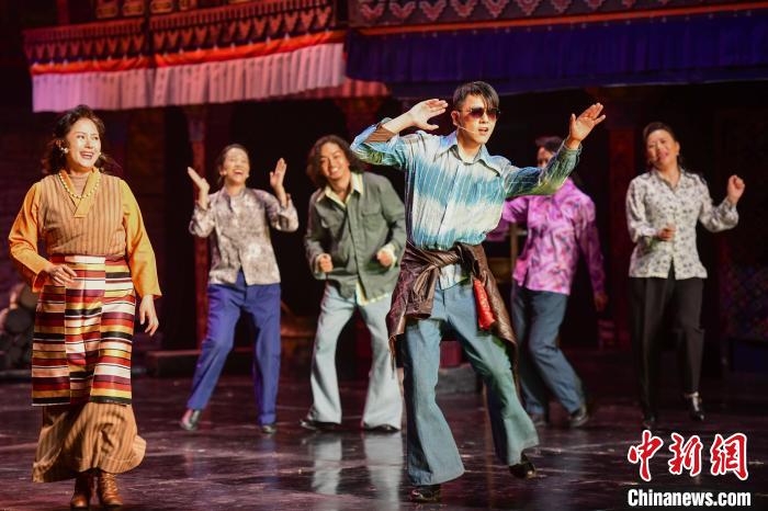 圖為西藏本土話劇《八廓街北院》演出現(xiàn)場。　劉瑤 攝