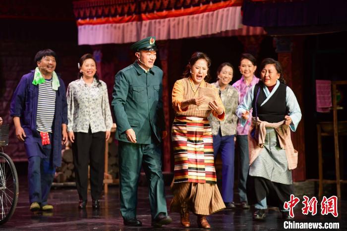 圖為西藏本土話劇《八廓街北院》演出現(xiàn)場?！∝暩聛硭?攝