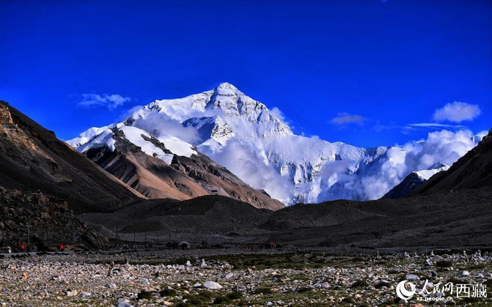 遠(yuǎn)眺珠穆朗瑪峰。