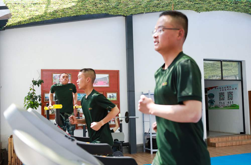 官兵正在新配發(fā)的跑步機上運動。