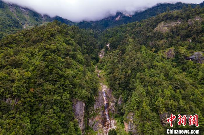 勒布溝的瀑布。　江飛波 攝