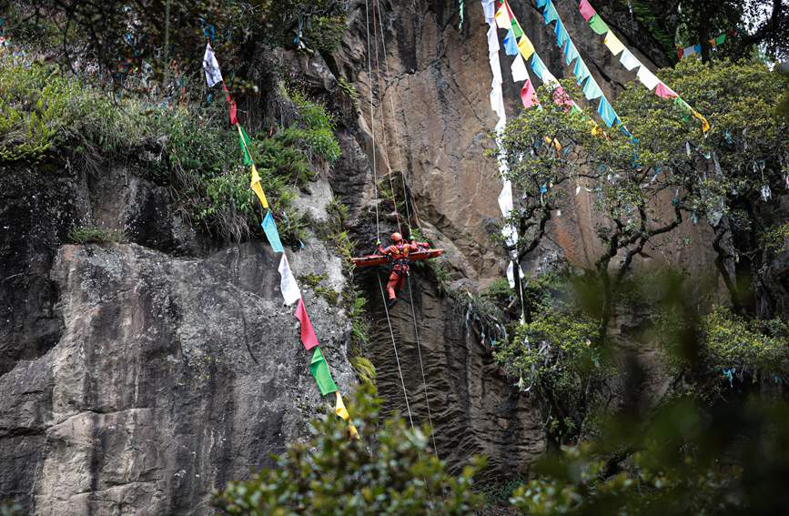 被困人員垂直提拉至安全位置。西繞拉翁攝