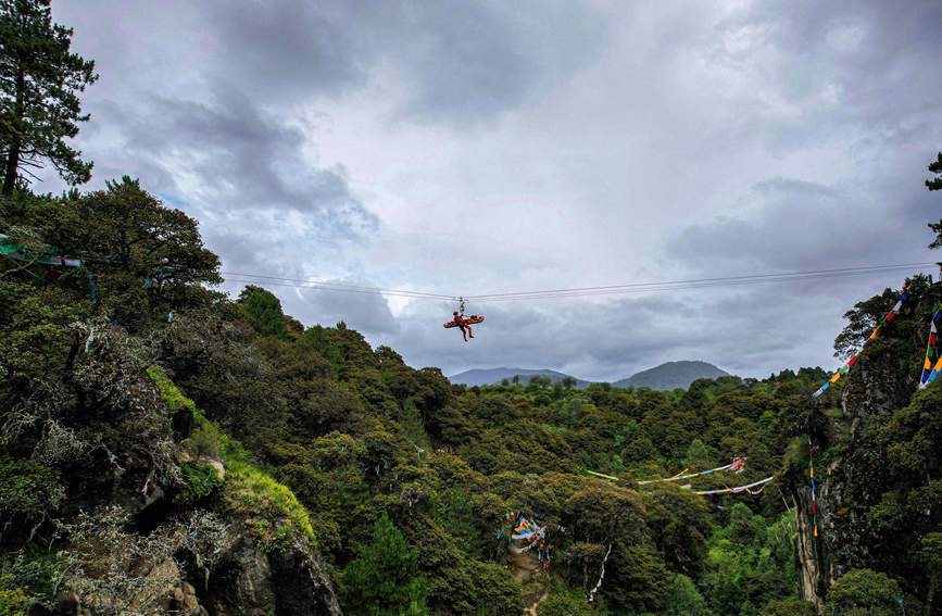 救援實(shí)戰(zhàn)訓(xùn)練中，消防員在云中漫步。西繞拉翁攝
