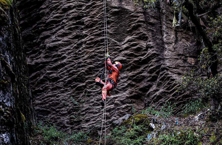 救援實(shí)戰(zhàn)訓(xùn)練中，消防員垂直攀爬。西繞拉翁攝