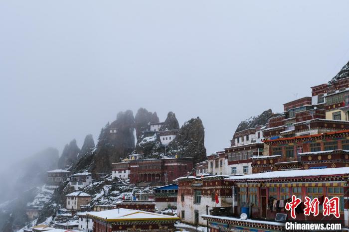 云霧環(huán)繞的孜珠寺?！〗w波 攝