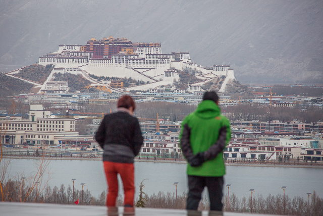 游客遠眺布達拉宮  攝影：趙耀.jpg