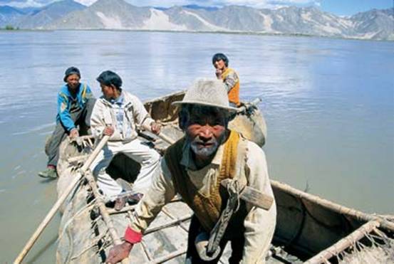 1圖 拉薩渡口的牛皮船。圖片來(lái)源《中國(guó)西藏》雜志.jpg