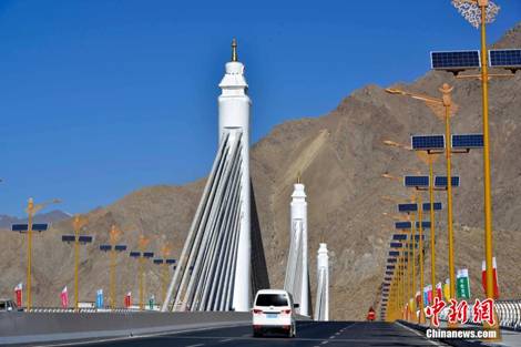 9圖 2013年11月27日納金大橋通車儀式。圖片來(lái)源：中新社。.jpg