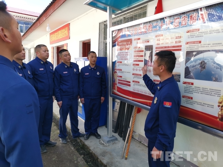 圖4為利用展板學(xué)習(xí)二十大精神.jpg 圖4為利用展板學(xué)習(xí)二十大精神.jpg