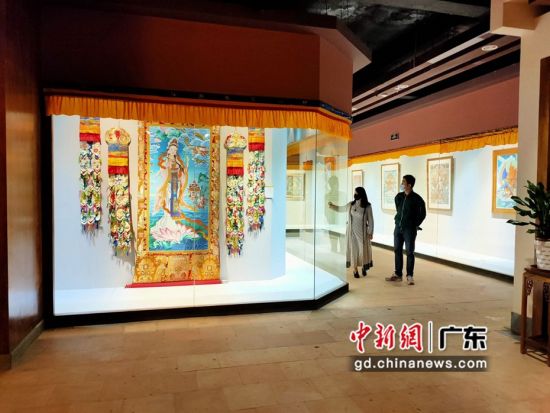 80余幅國家級非遺大師希熱布唐卡作品東莞展出。圖為展出的唐卡作品色澤鮮艷(徐倩 攝)