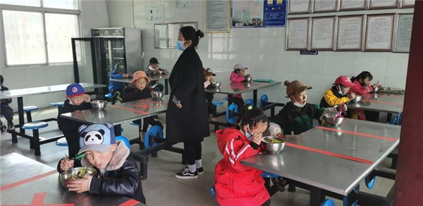 圖片默認(rèn)標(biāo)題_fororder_3、錯峰就餐的學(xué)生們-攝影-左斌