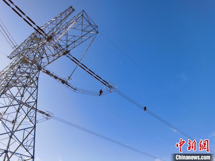 青海電力人:挑戰(zhàn)生命極限守護(hù)“電力天路”