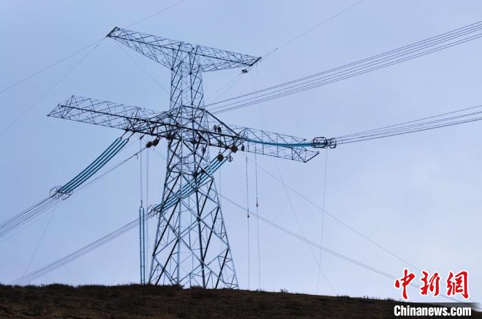高原藏區(qū)電力線路建設(shè)者：高寒缺氧、扎刺掛彩是常事
