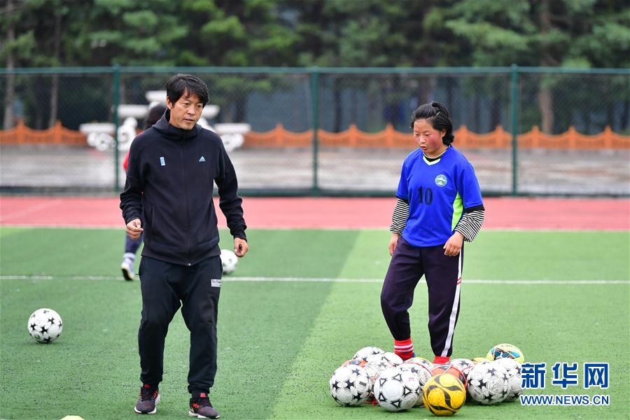 （體育·專題）（17）足球——踢球吧！草原女孩