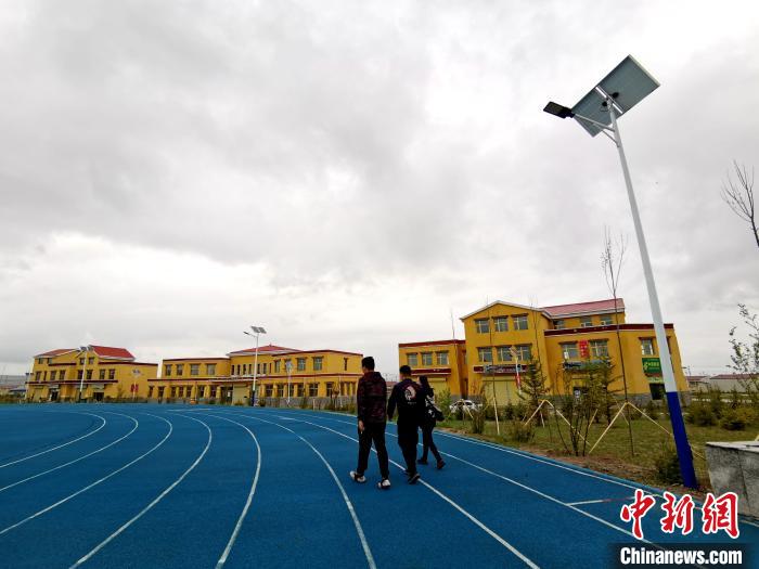 青海草原上的新村落：扶貧政策“照”在我的家，“暖”著我的心