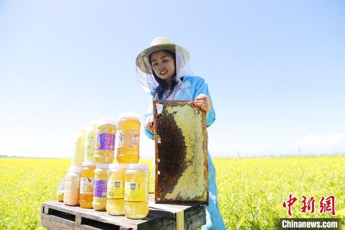 圖為蜂農現(xiàn)場展示蜂產品?！●R銘言 攝