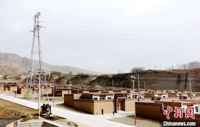 圖為來玉村易地扶貧搬遷后的新家園。尖宣 供圖