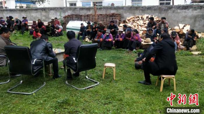 村民接受防火常識教育。若爾蓋縣林業(yè)和草原局供圖