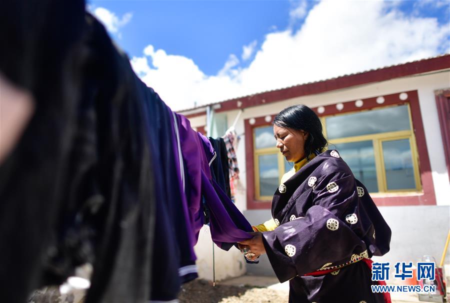 （走向我們的小康生活）（3）青?，敹啵狐S河源的幸福村