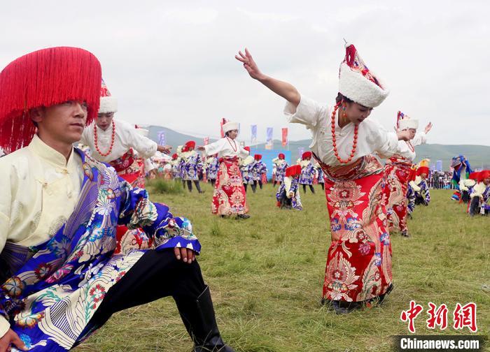 當(dāng)?shù)孛癖姎g慶香浪節(jié)?！「哒?攝