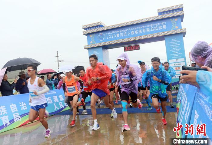 8月23日，拉卜楞高原半程馬拉松在甘加秘境景區(qū)鳴槍開跑?！「哒?攝